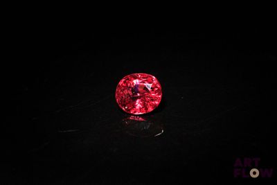 gros plan d'un diamant rouge sur une surface noire