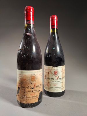 deux bouteilles de vin posées l'une à côté de l'autre sur une table