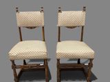 paire de chaises anciennes en bois avec des housses rembourrées sur l'assise