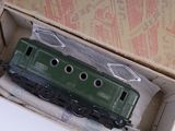 une boîte contenant un petit train, posée sur une table