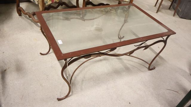 Table basse moderne en fer voluté et feuillagé, plateau verre. H ...