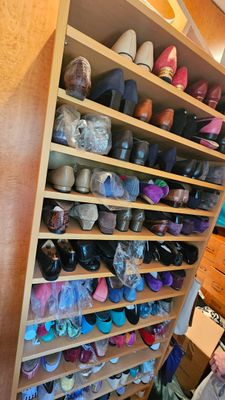 de nombreuses paires de chaussures sur les étagères de la pièce