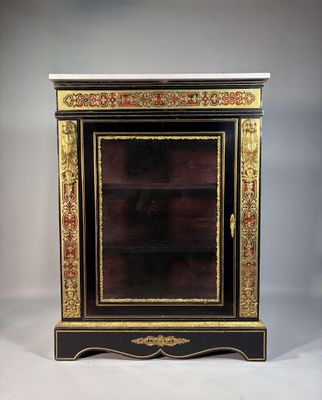 une commode peinte en noir et or, avec un plateau en marbre