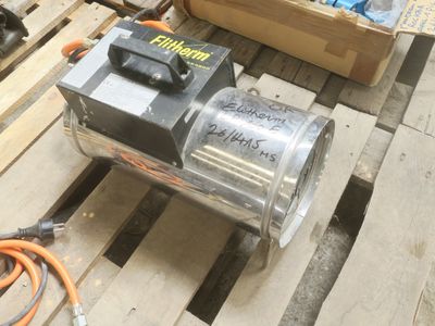 une machine posée sur une palette à côté d'un carton