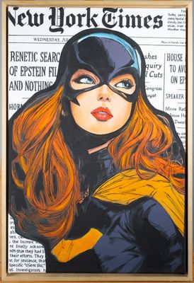 une illustration représentant une femme en costume de Catwoman sur la une d'un journal