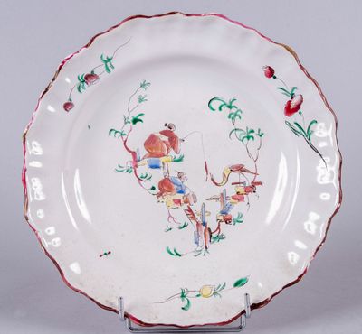 Moustiers Assiette à bord contourné en faïence à décor polyc…