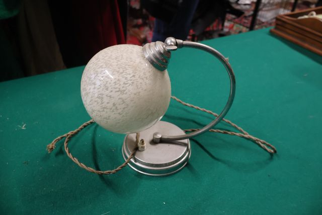 Lampe de chevet vers 1940 en métal chromé tulipe en verre type Cl...