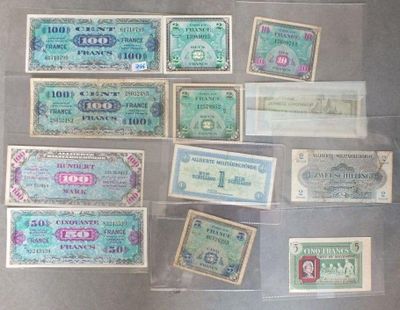 de nombreux types de billets exposés dans une vitrine