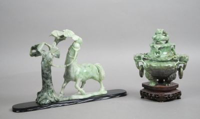 paire de figurines vernissées vertes représentant un homme à cheval et une femme à cheval