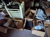 une pile de cartons et une chaise au milieu d'une pièce