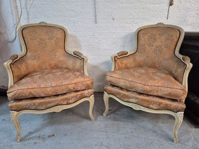 two chairs that are sitting next to each other