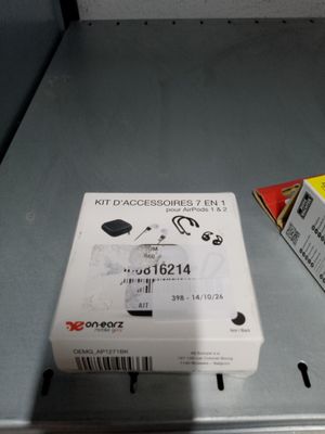 un paquet de cigarettes posé sur une étagère à côté d'un autre paquet de cigarettes