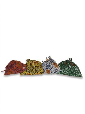 un ensemble de quatre sacs de couleurs différentes empilés les uns sur les autres