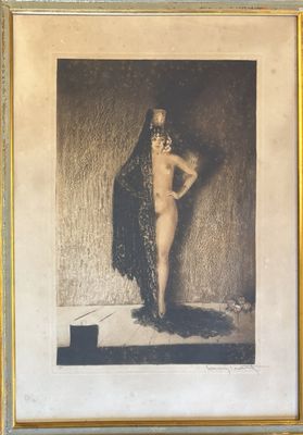 photo encadrée représentant une femme nue vêtue d'une robe noire