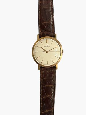 une image d'un gros plan d'une montre-bracelet sur un fond blanc