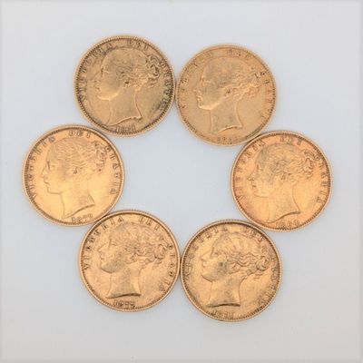 six souverains d'or britanniques disposés en cercle sur un fond blanc