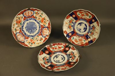 Lot de trois assiettes à bord contourné en porcelaine à déco…