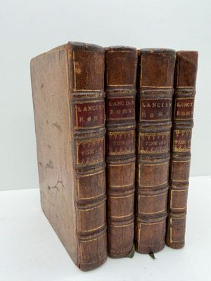 trois vieux livres sont empilés sur une table
