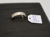 une photo d'une bague en argent sur laquelle figure une étiquette de prix