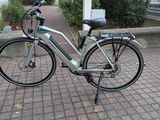 un vélo garé sur le trottoir devant un immeuble