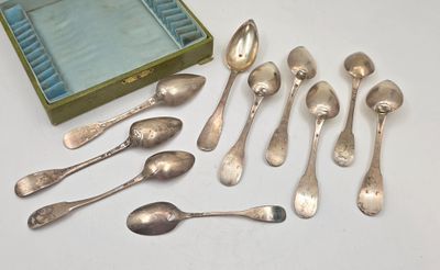 beaucoup de cuillères en argent et de cuillères à soupe sur une table