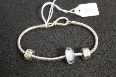 bracelet plaqué argent avec des perles en verre transparent et un fermoir en argent