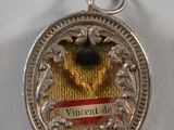 une image représentant une médaille d'argent sur laquelle figure l'effigie d'un oiseau