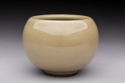 un gros plan d'un petit vase posé sur une table