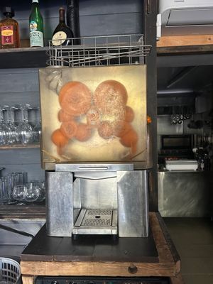 a picture of a machine that is sitting on a table