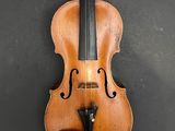 un violon accroché au mur à côté d'une paire de chaussures