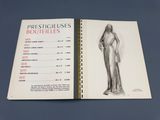 un livre sur lequel figure le dessin d'une femme en robe