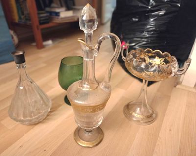 trois vases en verre posés sur une table l'un à côté de l'autre