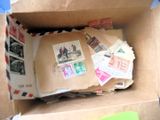 une boîte en carton contenant tout un tas de timbres