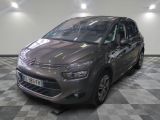La Citroën grise est garée sur un sol à damier dans un garage