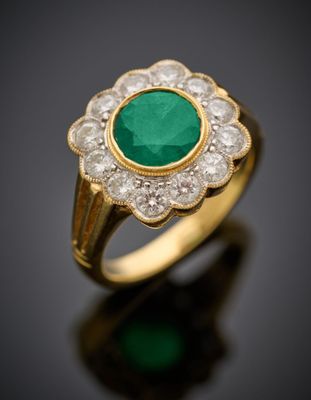 BAGUE "marguerite" en or jaune (750°/°°) serti d'une émeraud…