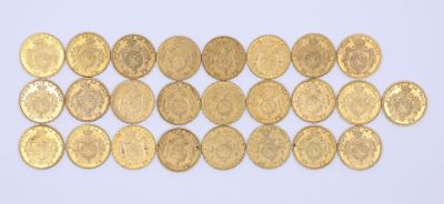plusieurs pièces d'or sont disposées en ligne sur une surface blanche