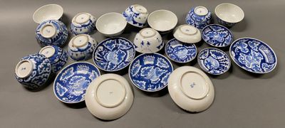une pile d'assiettes et de tasses bleues et blanches posée sur une table