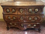 une commode en bois surmontée d'un miroir