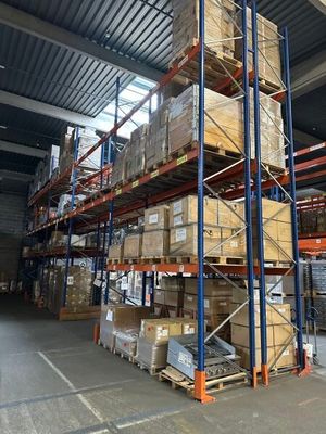 un grand entrepôt rempli de boîtes et de palettes