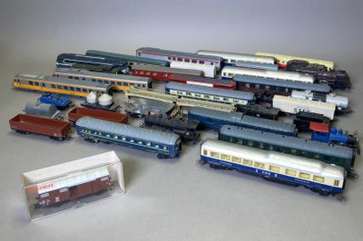 un grand nombre de trains miniatures posés sur une table