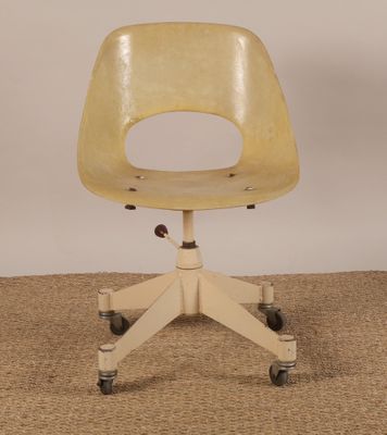 une image représentant une chaise jaune posée sur un sol recouvert de moquette