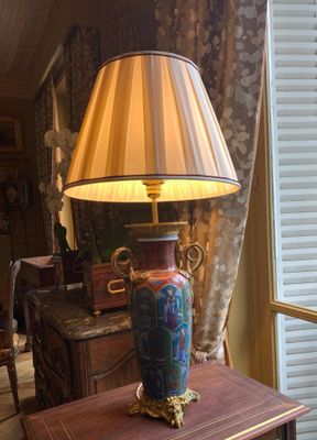 Vase de forme balustre en porcelaine à décor émaillé en bleu…