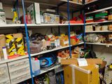 une pièce remplie de nombreuses boîtes et d'autres objets