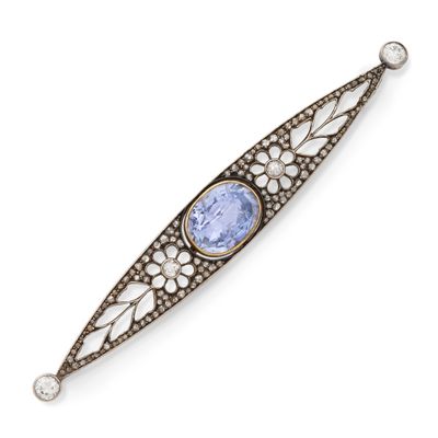 XIXème SIÈCLE BROCHE composée d'un motif végétal avec en son…