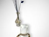 un vase de fleurs et un verre d'eau posés sur une table