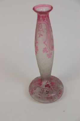 un vase rose et blanc posé sur une table blanche