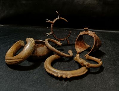 Lot de 7 joncs, bracelets en bronze gravé, ciselé, torsadé - Photo 1