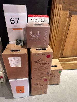 plusieurs cartons empilés les uns sur les autres devant une porte