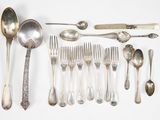 beaucoup de cuillères en argent et de cuillères sur la table