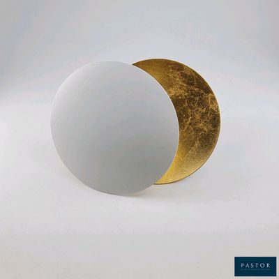 une boule blanche sur laquelle figure une moitié dorée